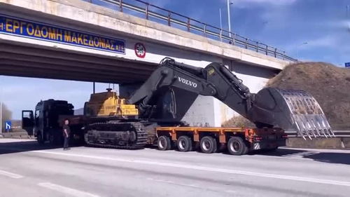 半掛車運輸挖掘機遇限高橋，老司機巧妙應對顯功力